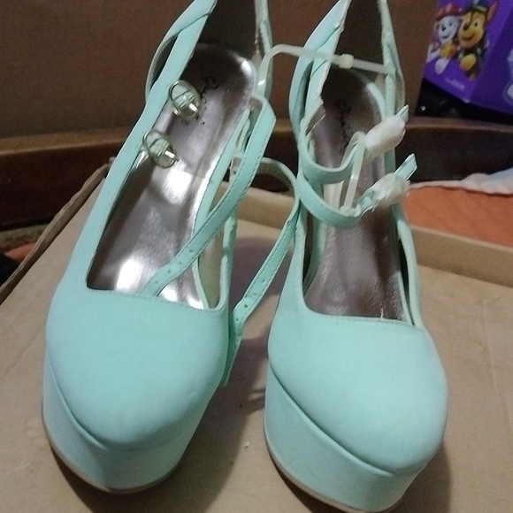Mint green heels - Picture 3 of 3